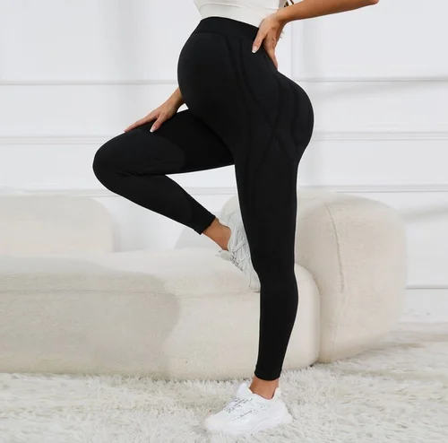Pantaloni da yoga premaman a vita alta, modellanti e con supporto per la pancia, ideali per le donne in gravidanza in autunno.