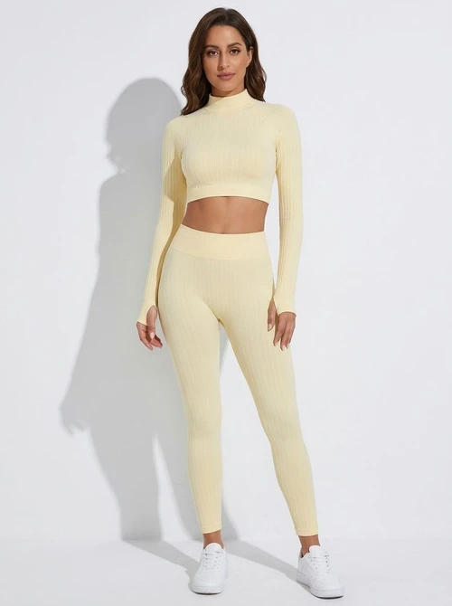 Conjunto de yoga ajustado de secado rápido con leggings de talle alto que estilizan la figura para mujer.