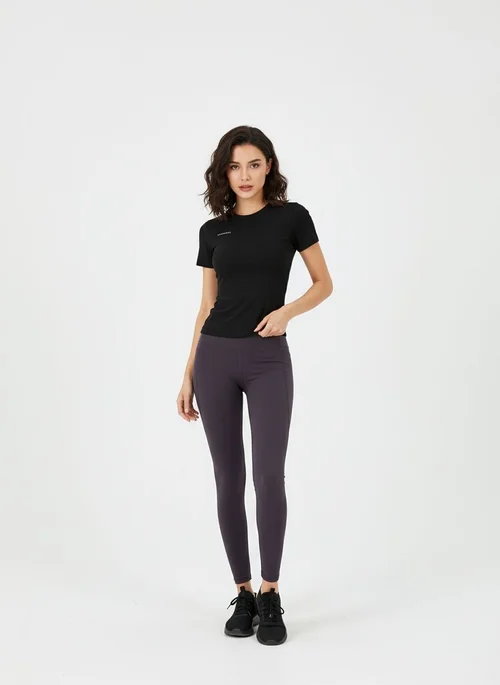 Camiseta deportiva de secado rápido y efecto adelgazante con corte en forma de S para mujer.