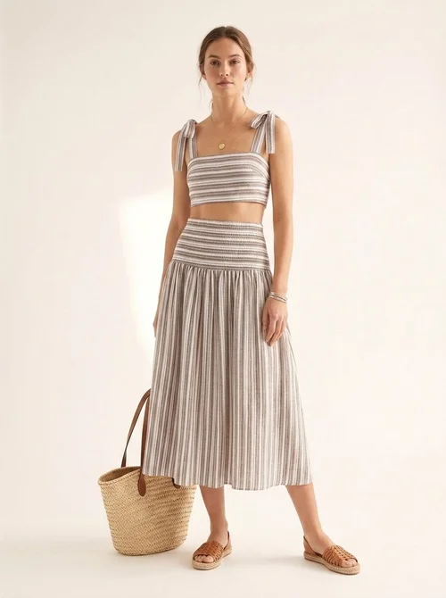 Completo composto da crop top a righe con laccetti sulle spalle e gonna midi - Chic estivo