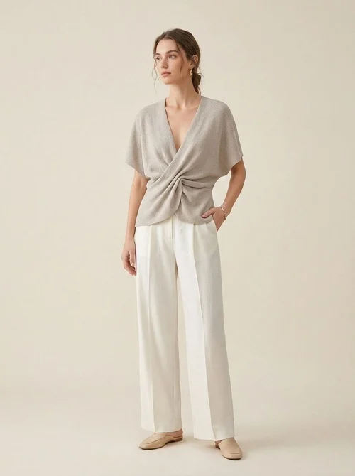 Elegante top in maglia beige con scollo a V e dettaglio intrecciato sul davanti, per donna.