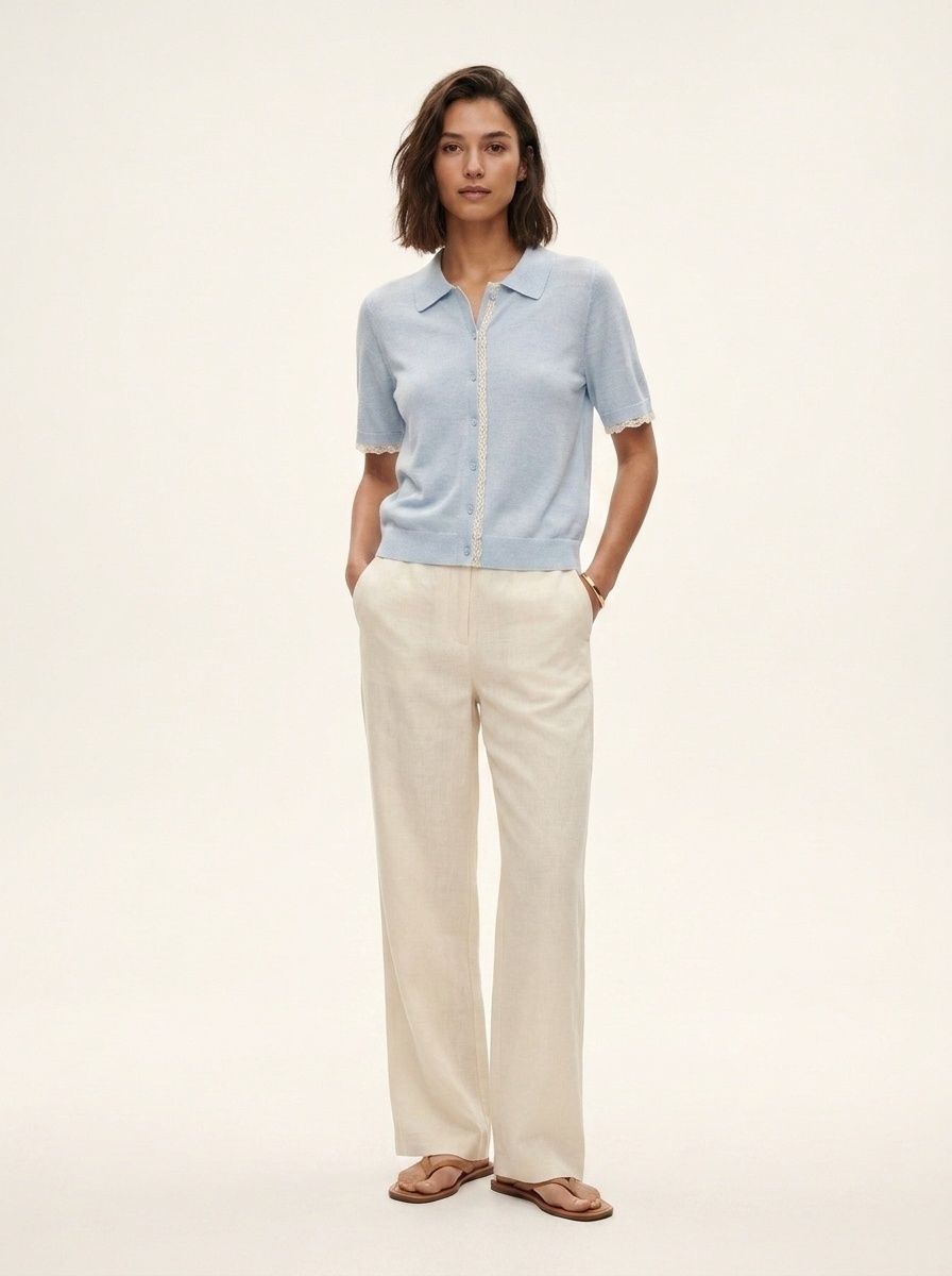 Delizioso cardigan in maglia a maniche corte color azzurro cielo con dettagli in pizzo.