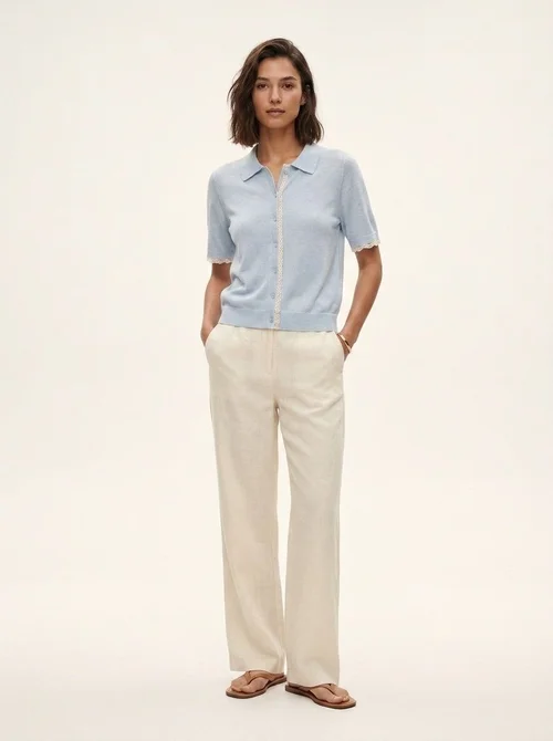 Delizioso cardigan in maglia a maniche corte color azzurro cielo con dettagli in pizzo.