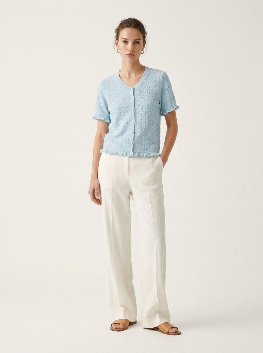 Cardigan chic a maniche corte con texture e volant.