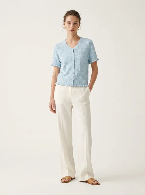 Cardigan chic a maniche corte con texture e volant.