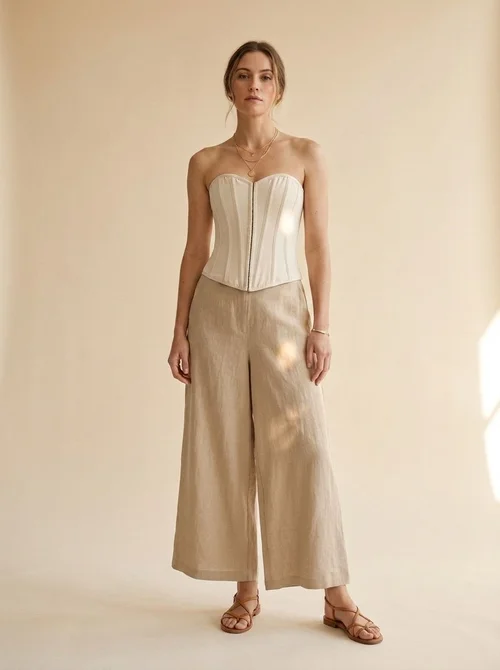 Elegante top a corsetto senza spalline con stecche, color beige.
