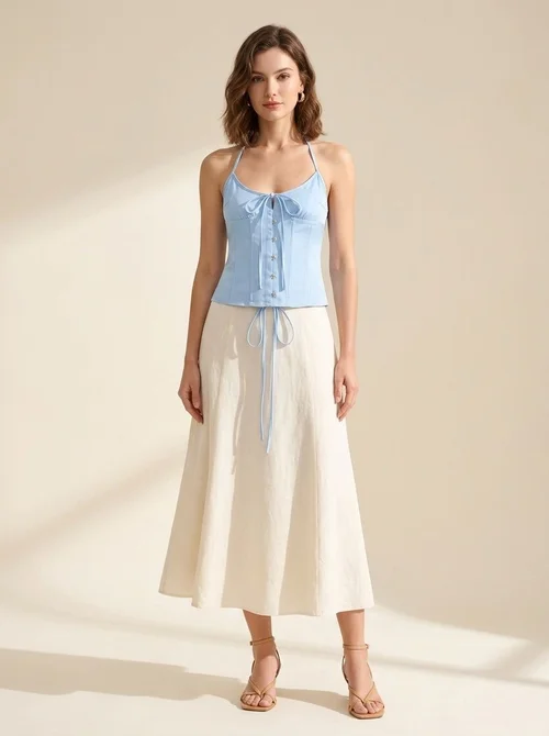 Top a corsetto in raso azzurro cielo con allacciatura al collo e lacci sul retro.