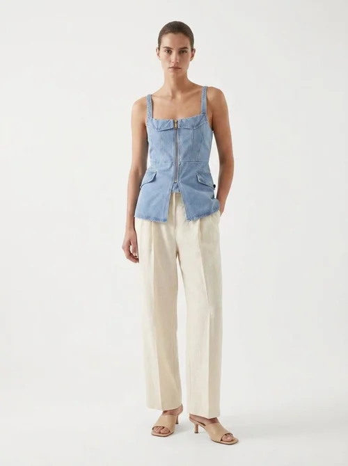 Elegante top a corsetto in denim chiaro con cerniera frontale.