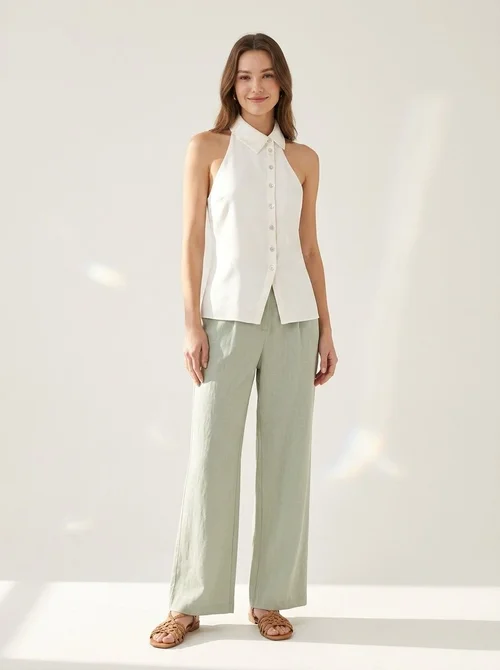 Elegante top con scollo all'americana e colletto, abbottonato