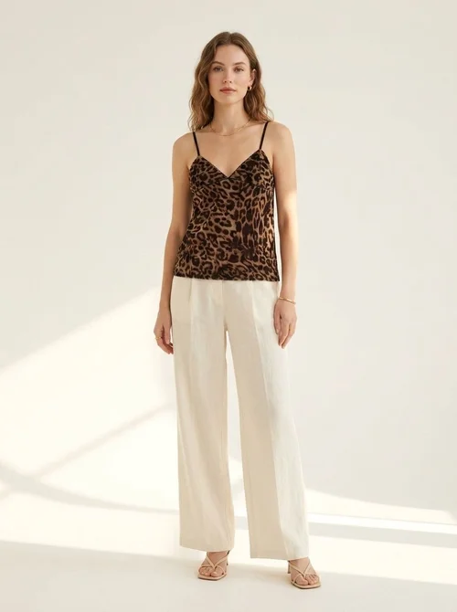 Elegante top a canotta con scollo a V e stampa leopardata.