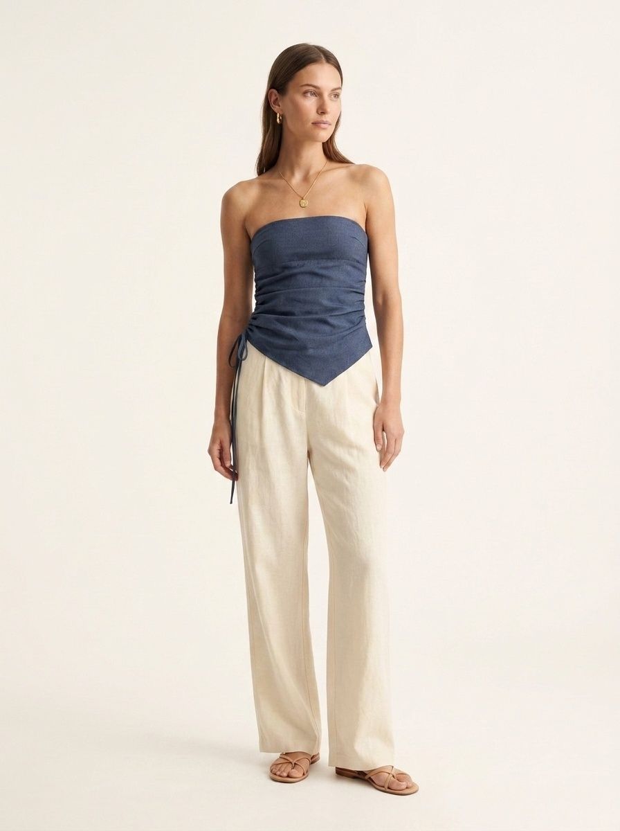 Elegante top a fascia senza spalline con arricciature e dettaglio a fiocco.