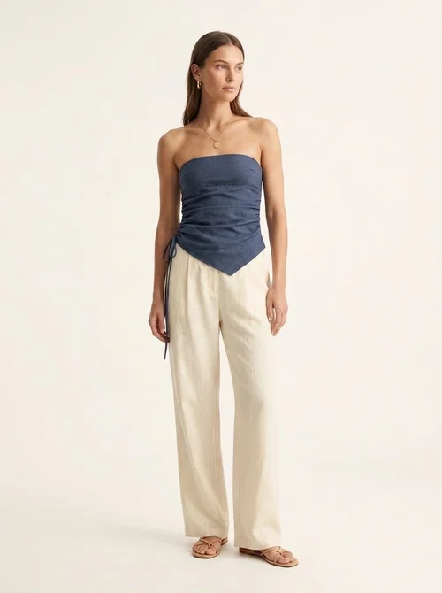 Elegante top a fascia senza spalline con arricciature e dettaglio a fiocco.