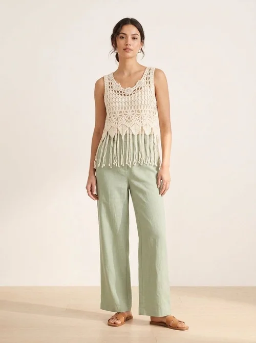Top corto boho all'uncinetto con frange e decorazioni.