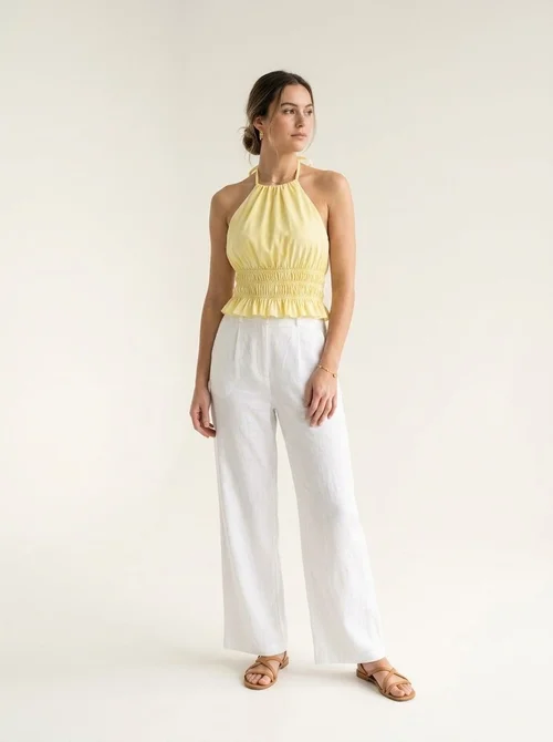 Elegante crop top giallo con scollo all'americana, orlo arricciato e volant.