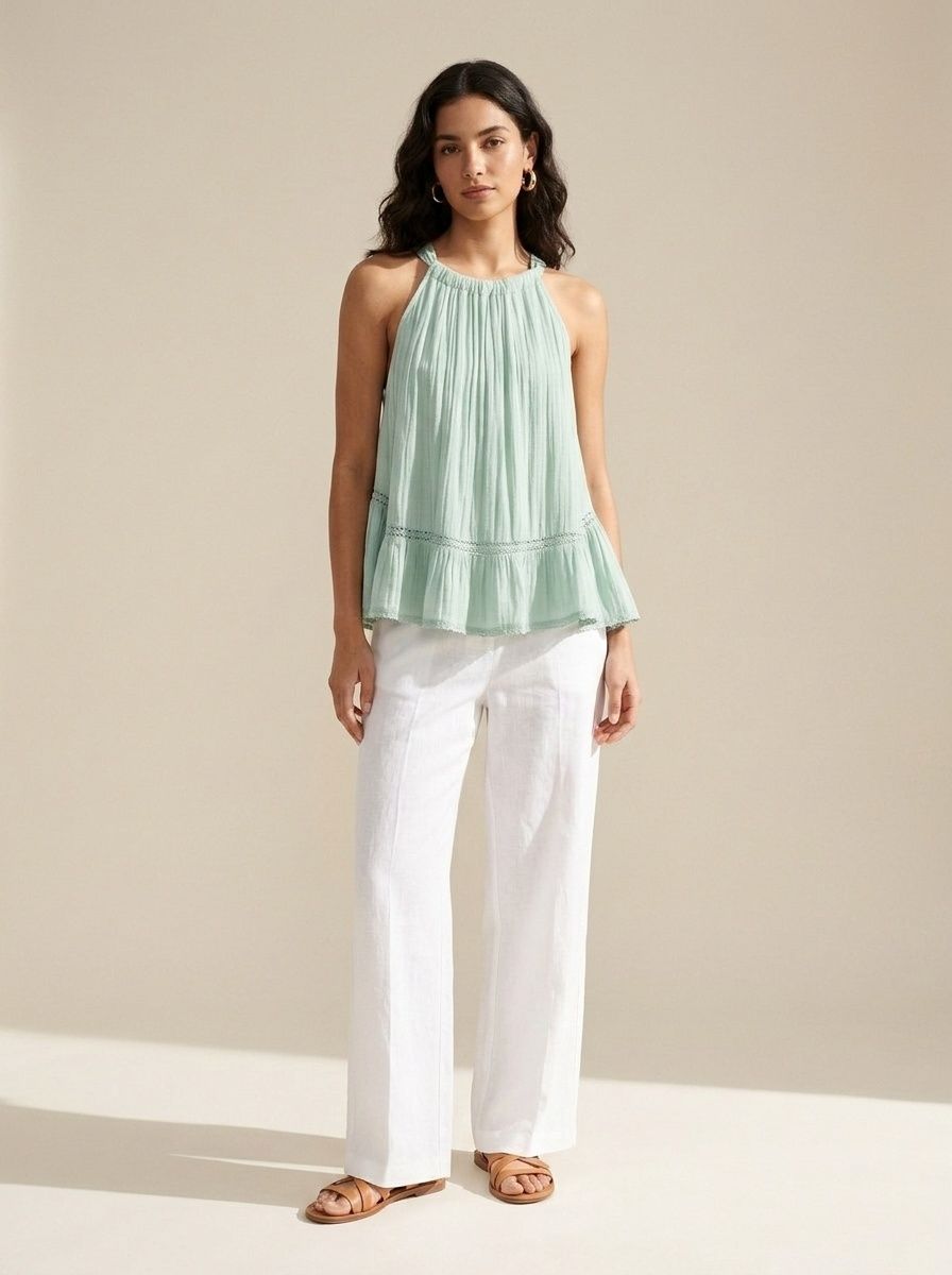 Elegante top all'americana in tessuto stropicciato con volant e finiture in pizzo.