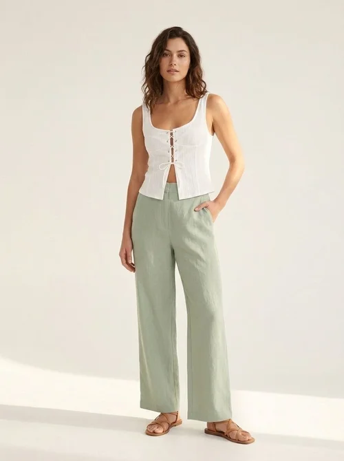 Elegante top corto a coste bianco con lacci e scollo quadrato