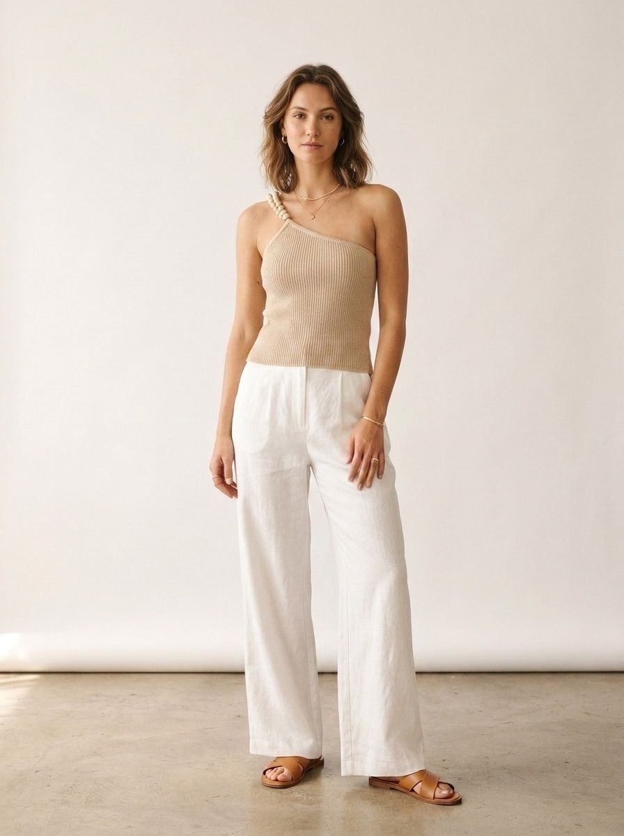 Elegante top monospalla a coste beige con spallina impreziosita da perline.