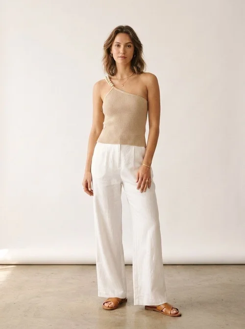 Elegante top monospalla a coste beige con spallina impreziosita da perline.