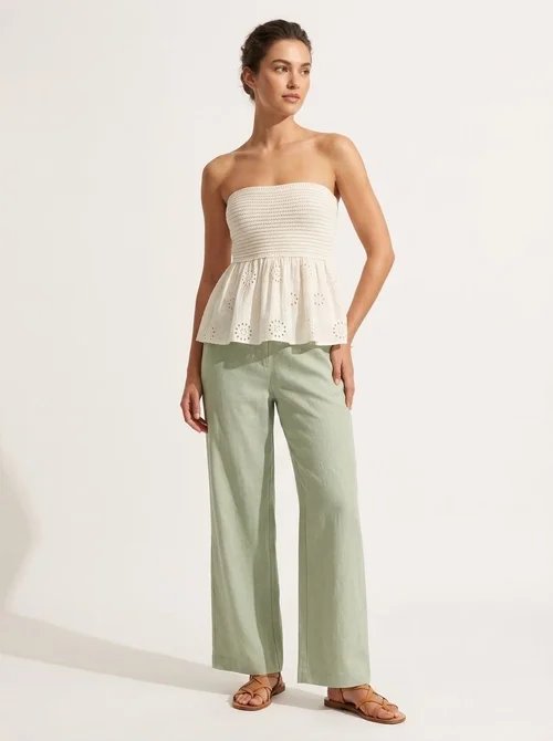 Top boho senza spalline in maglia all'uncinetto con volant e ricami traforati.