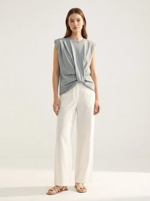 Top senza maniche con spalline imbottite e nodo sul davanti - Chic e casual