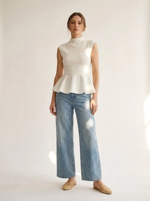 Elegante top bianco a coste con baschina - Chic senza maniche con collo alto