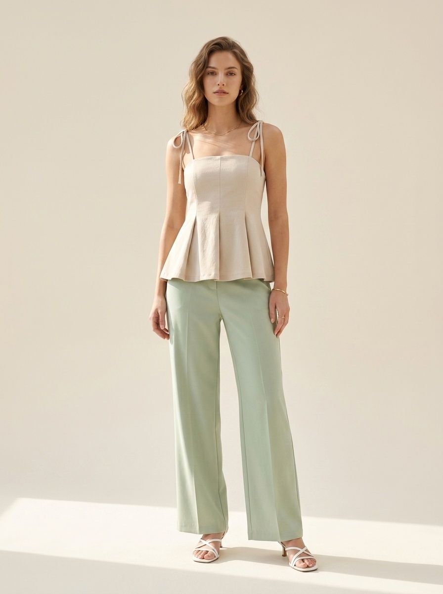 Elegante top a canotta beige plissettato con laccetti.