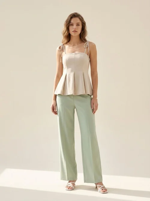 Elegante top a canotta beige plissettato con laccetti.
