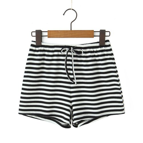 Conjunto de camiseta y pantalón corto a rayas - Moderno y versátil KUN-00023