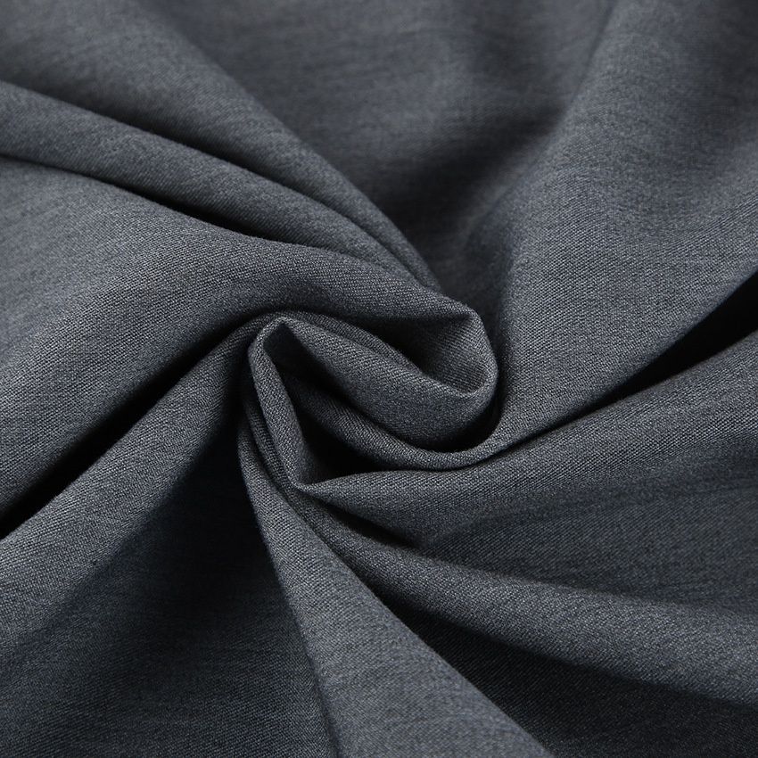 Pantalones grises de mujer de talle alto y pierna ancha con pliegues.