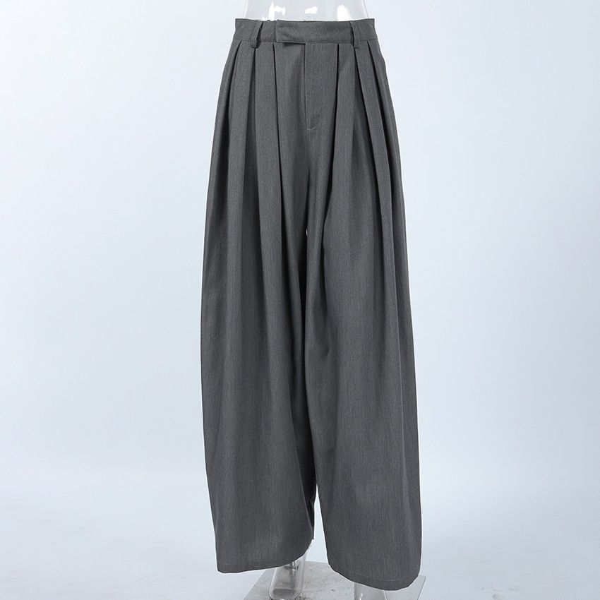 Pantalones grises de mujer de talle alto y pierna ancha con pliegues.
