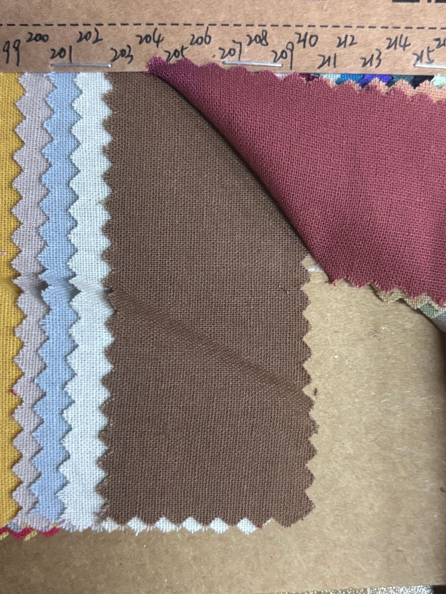 Pantalones blancos de pierna ancha y talle alto: elegancia sin esfuerzo.