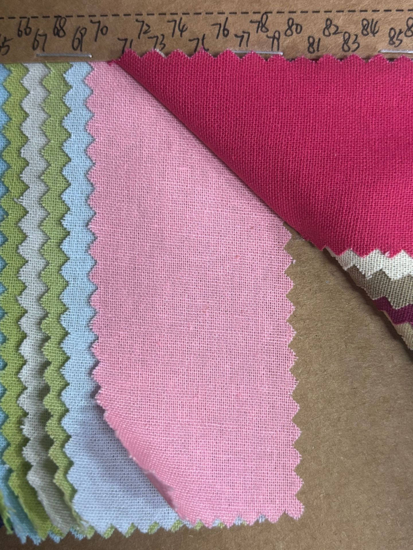 Pantalones blancos de pierna ancha y talle alto: elegancia sin esfuerzo.