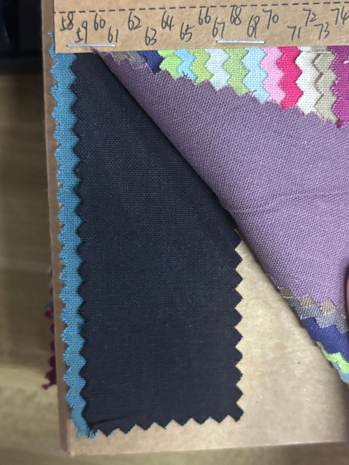 Pantalones blancos de pierna ancha y talle alto: elegancia sin esfuerzo.