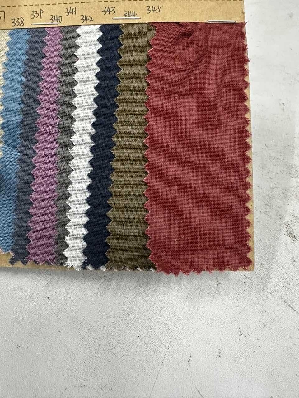 Pantalones blancos de pierna ancha y talle alto: elegancia sin esfuerzo.