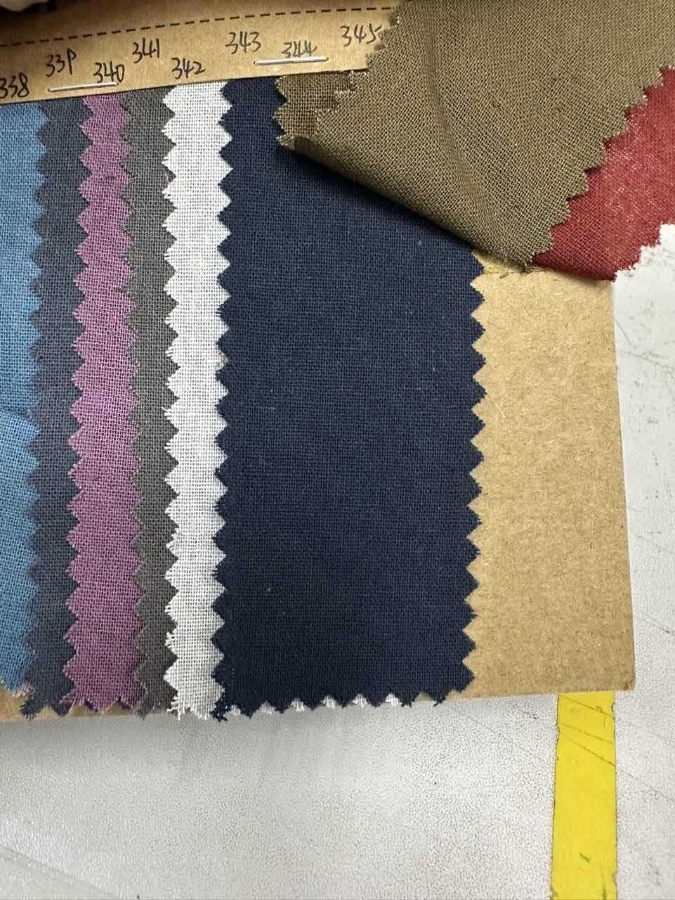 Pantalones blancos de pierna ancha y talle alto: elegancia sin esfuerzo.