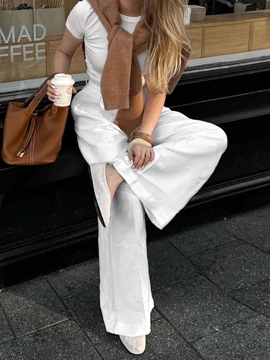 Pantalones blancos de pierna ancha y talle alto: elegancia sin esfuerzo.