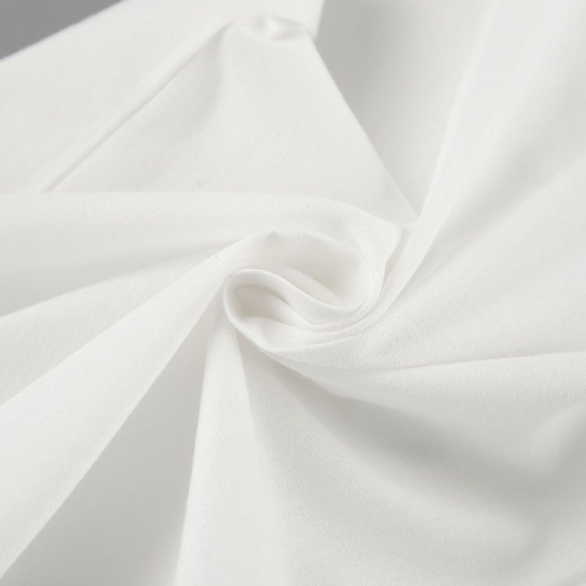 Pantalones blancos de pierna ancha y talle alto: elegancia sin esfuerzo.