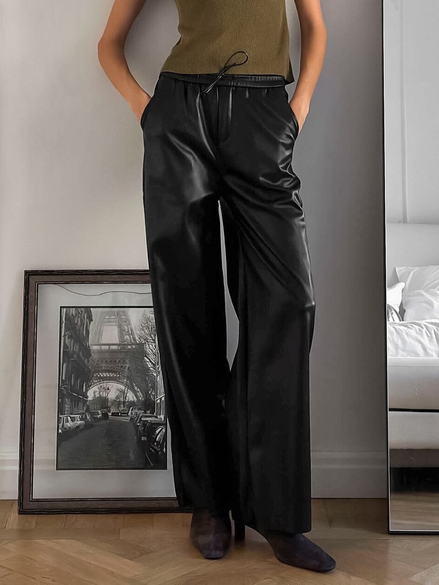 Pantalones anchos de piel sintética con cordón ajustable.