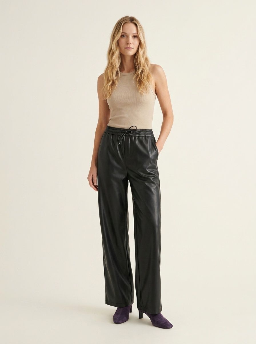 Pantalones anchos de piel sintética con cordón ajustable.