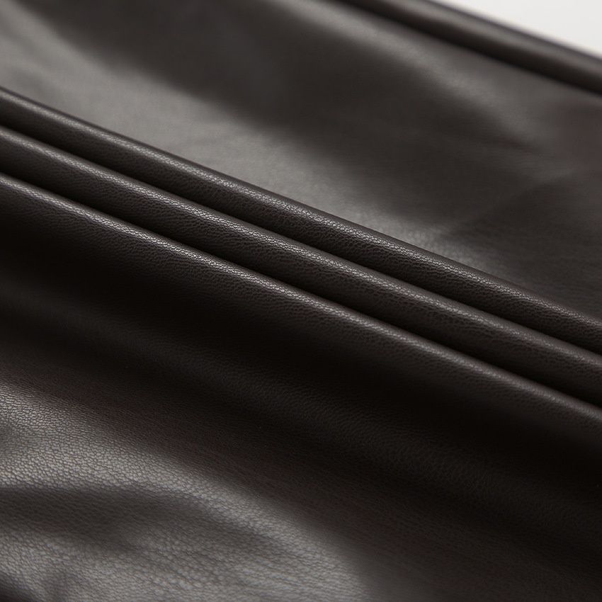 Pantalones anchos de piel sintética con cordón ajustable.