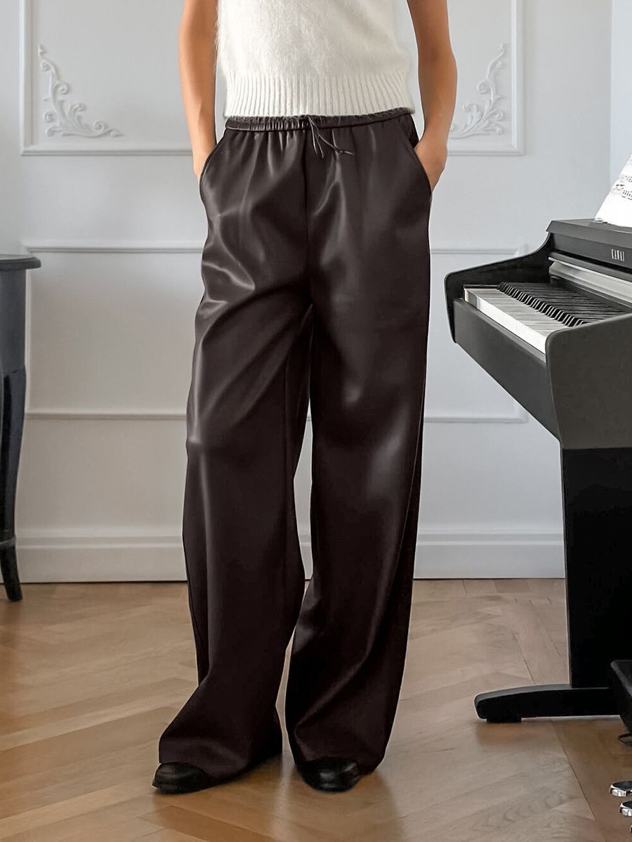 Pantalones anchos de piel sintética con cordón ajustable.