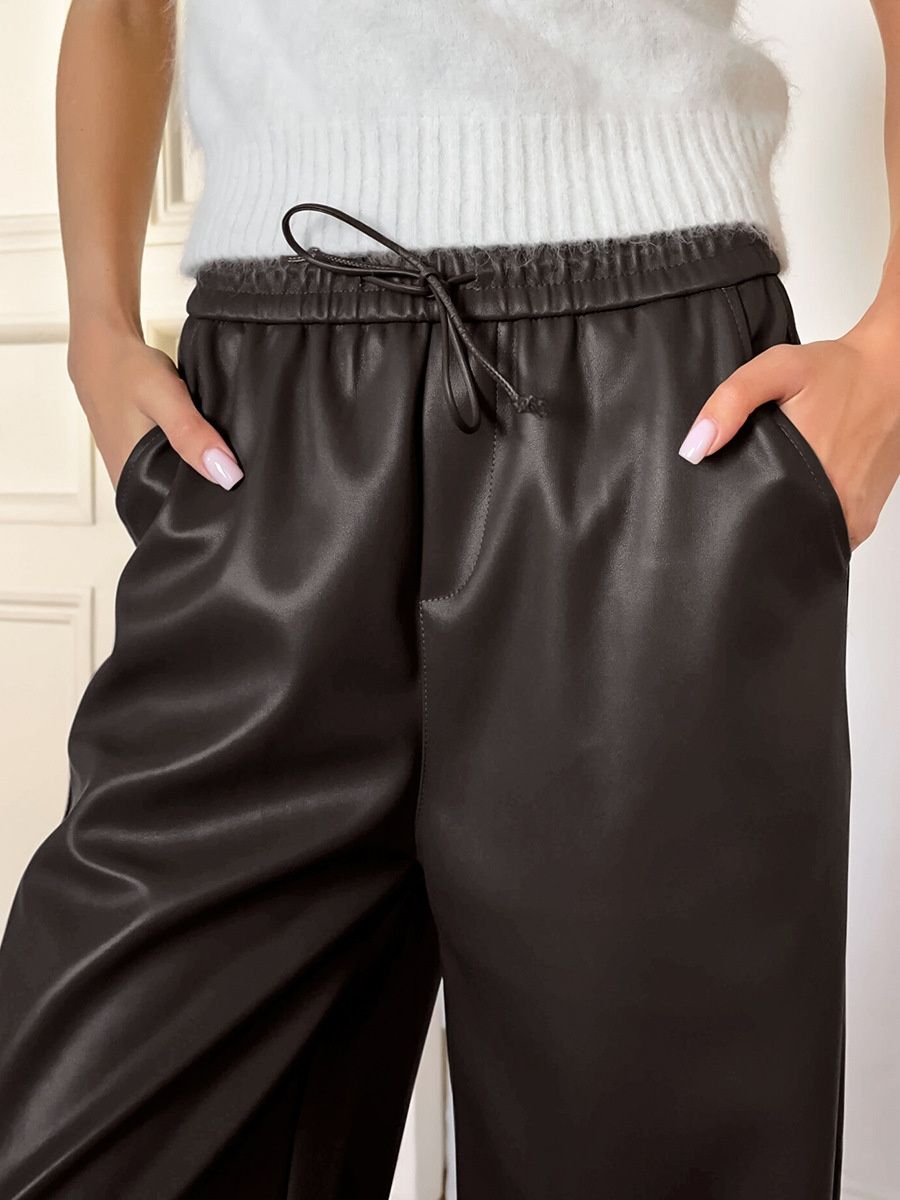 Pantalones anchos de piel sintética con cordón ajustable.
