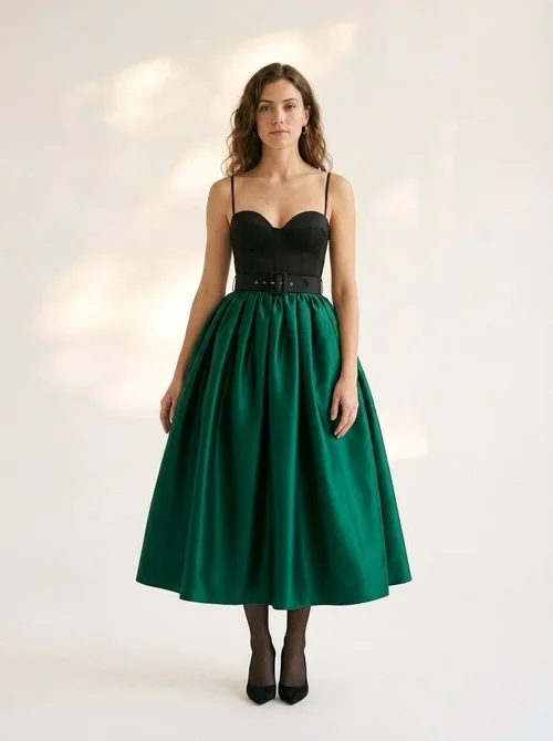 Elegante gonna midi ampia a vita alta in raso - modello a trapezio