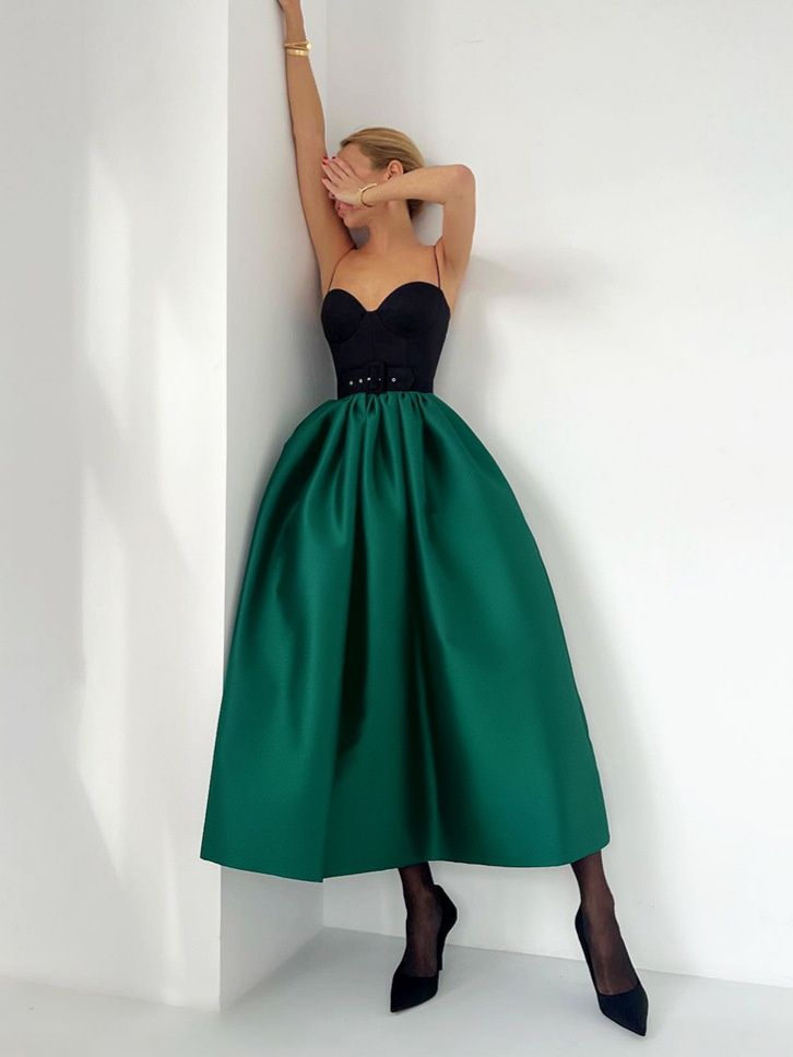 Elegante falda midi de talle alto y corte en A de satén.