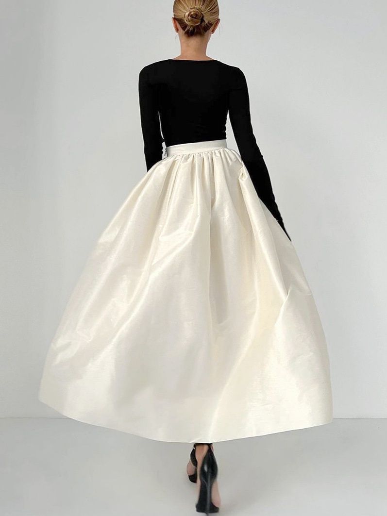 Elegante falda midi de talle alto y corte en A de satén.