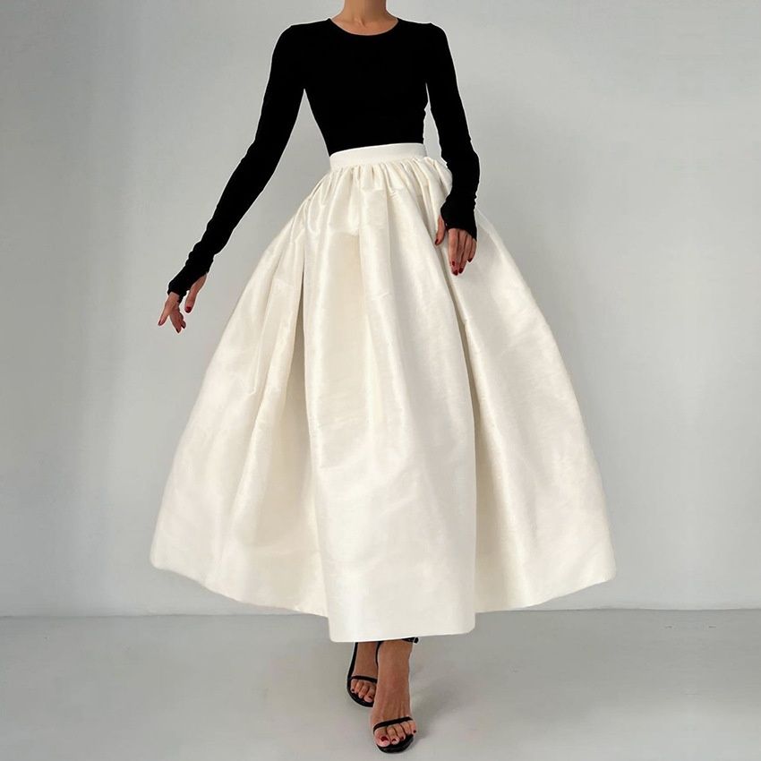 Elegante falda midi de talle alto y corte en A de satén.