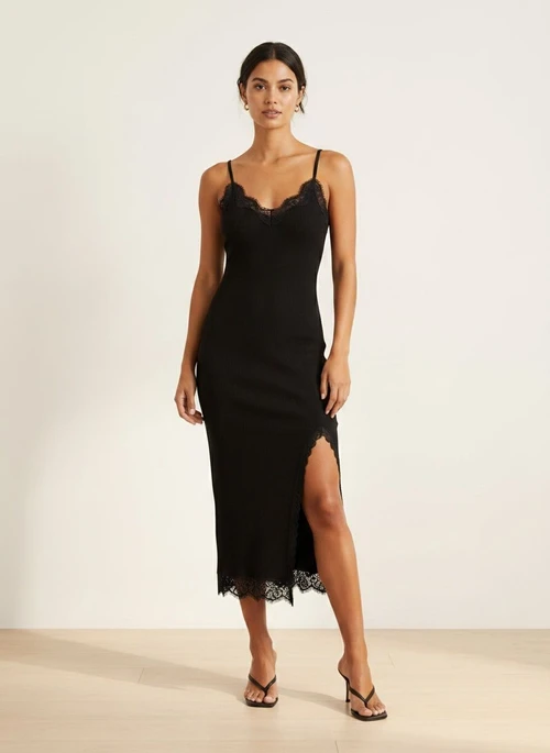 Robe midi noire côtelée à bordure en dentelle et fente latérale