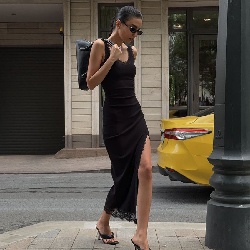 Vestido midi negro de canalé con ribete de encaje y abertura lateral.