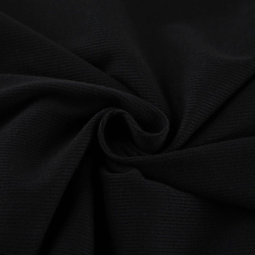 Vestido midi negro de canalé con ribete de encaje y abertura lateral.