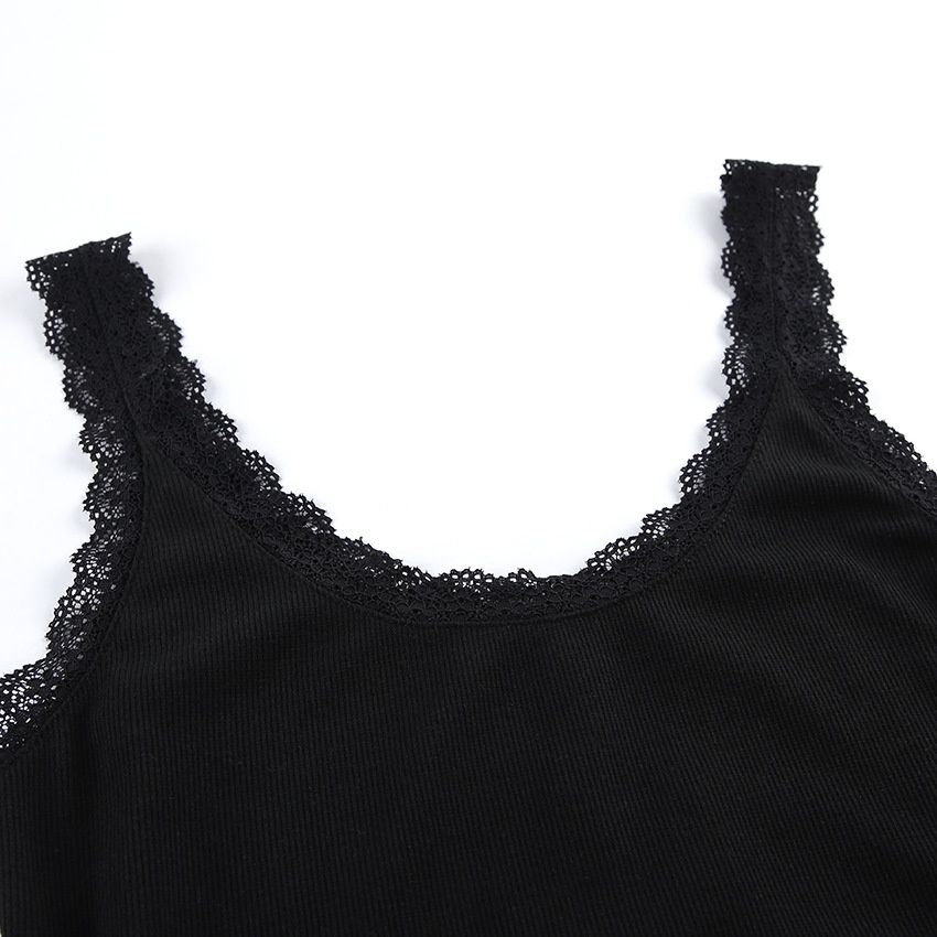 Vestido midi negro de canalé con ribete de encaje y abertura lateral.